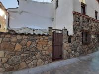 Casa con patio y chimenea en Piedralaves - B&B Piedralaves