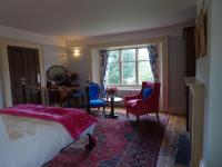 Habitación con cama extragrande y vistas al jardín