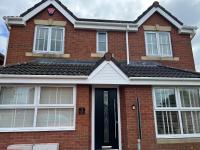 Luxury 4 bedroom Retreat; with hot tub & parking - B&B