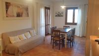 Capo Figari 15, Appartamento spazioso nel centro di Golfo Aranci con terrazza, Wi-Fi, parcheggio gratuito - B&B Golfo Aranci