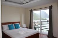 Habitación con cama grande y vistas al mar