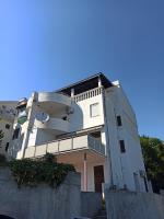 Two-bedroom apartment with parking and sea view - B&B Bečići