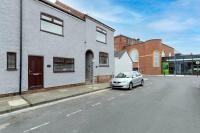 Modern centrally located 3 bed property with TVs in each bedroom super fast WiFi and crisp white hotel linen hosted by Our Home Short Stays - B&B