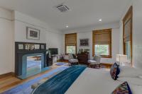 Zimmer mit Kingsize-Bett