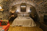 Suite con bañera de hidromasaje y cama grande