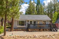 Bayview Bungalow - Cabin with Hot Tub One Block from Big Bear Lake! - Chambres d'hôtes Big Bear Lake