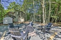 Fire Pit and Furnished Deck Serene Tobyhanna Escape - Chambres d’hôtes Tobyhanna