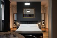 Suite con cama grande y balcón