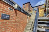 Brewery Loft - 3 Bedroom Bright Spacious apartment in the centre of town, Wifi, Netflix - B&B Cirencester