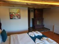 Zimmer mit Kingsize-Bett und Balkon