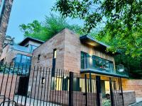 DESIGNER HOUSE - University of Glasgow / Central Glasgow 'Hillhead' West End G12 - Luxurious & Contemporary Detached House / Terrace / Garden / 'electric car charging' Garage Parking - B&B Glasgow