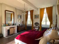 Habitación con cama extragrande y vistas al jardín