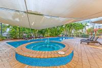 Blissful Waterfront King Studio Steps to Esplanade - B&B