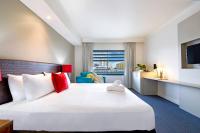 B&B Darwin - King Studio Harbourfront Haven with Tropical Pool - Bed and Breakfast Darwin