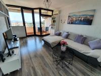 Bright apartment Bloom - free parking and WiFi - Chambres d’hôtes Rijeka