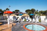 Howard Johnson by Wyndham Anaheim Hotel & Water Playground