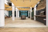 Triton's Playhouse Beachfront - B&B