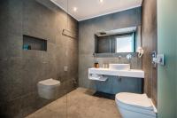 Queen Suite with Spa Bath