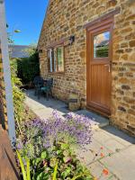 Honeysuckle Cottage - Hillside Holiday Cottages, Cotswolds - B&B Warmington