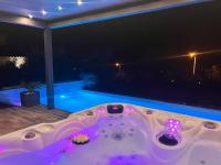 B&B Villeneuve - Suite romantique Le temps d'un Instant Loveroom Hammam jacuzzi piscine - Bed and Breakfast Villeneuve