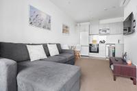 B&B Auckland - Cool Ra-mada Hideaway with air-con and deck - Bed and Breakfast Auckland