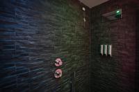 Zimmer mit Queensize-Bett und Whirlpool-Badewanne