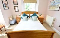 Zimmer mit Kingsize-Bett und Gartenblick.