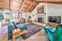 B&B Ruidoso - Mid-Century Modern Ruidoso Cabin with Hot Tub! - Bed and Breakfast Ruidoso