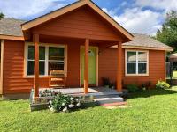 EZ 1 mile to Fort Sill! Pumpkin Cottage sleeps 9, grills, firepit, laundry - B&B Lawton