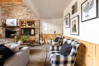 B&B Big Bear Lake - Jumper By AvantStay Serene Stylish Cabin w Hot Tub - Bed and Breakfast Big Bear Lake