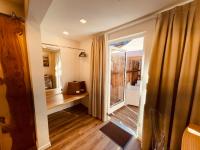 Zimmer mit Kingsize-Bett und Whirlpool