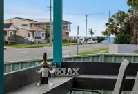 Coastal Vibes - Walk to beach, Marina, Cafes and Pubs - Bed and Breakfast