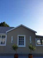 Beach House with DSTV & WIFI & basic housekeeping - B&B