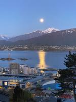 Great place with a stunning view of the mountains and the fjord - Chambres d'hôtes Ålesund