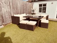 Beautiful 6 Bedroom with spacious Lounge & Rooms Free parking - Bed and Breakfast
