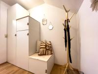 STYLISCHE ZENTRALE WOHNUNG MIT KÜCHE UND PARKPLATZ IN SEITENSTRAẞE - Chambres d’hôtes