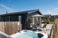 Periwinkle Lodge, 3 Roadford Lake Lodges - Bed and Breakfast