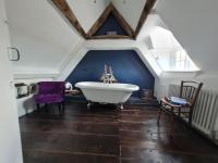 B&B Frome - The Old Church House top floor in private house central Frome - Bed and Breakfast Frome