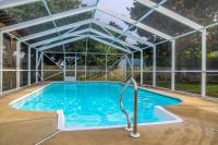 B&B Navarre - Pool House, Short Drive to Beach, Grill, Smart TV - Bed and Breakfast Navarre