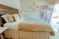 Queen Room with Garden View