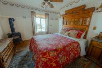 Zimmer mit Queensize-Bett und Whirlpool-Badewanne