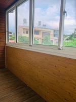 Habitación con cama extragrande.