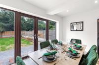 Walsall - 4 Bedroom House, Wi-Fi, Garden , Sleeps 8 - JRR Stays - Bed and Breakfast Bescot