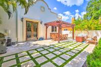 B&B Sarasota - Sunny Sarasota Abode with Yard about 1 Mi to Dtwn! - Bed and Breakfast Sarasota