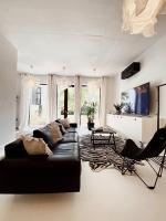 Estudio con vistas a la piscina