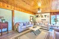 'Lochview Lodge' Idyllic Farmhouse in Grove! - Bed and Breakfast Grove
