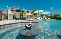 B&B Šumber - Stunning Home In Sumber With 7 Bedrooms, Outdoor Swimming Pool And Private Swimming Pool - Bed and Breakfast Šumber