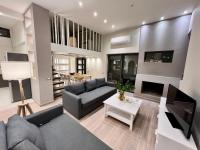 Victoria's Luxury Apartment - Private pool, Jacuzzi, Fireplace - B&B Aghios Nicolaos