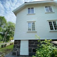 Fin leilighet, sentralt og sjønært,med parkering - Chambres d'hôtes Arendal