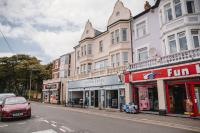 Barry Island Beachfront Apartment - Stunning Bay Views and Private Parking - B&B